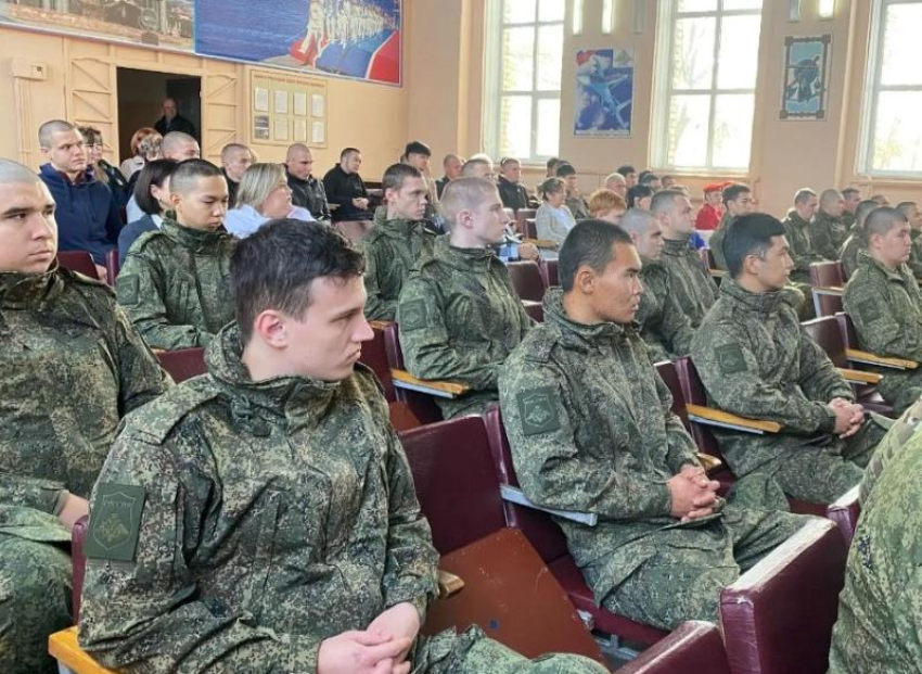 25 новобранцев из Астраханской области отправятся служить в ракетные войска