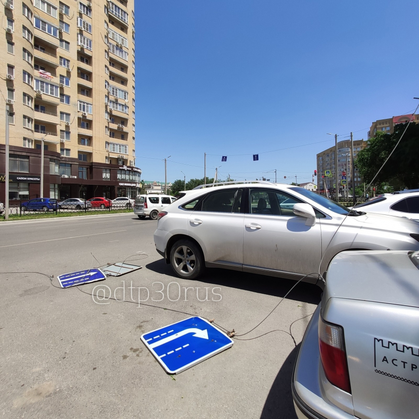 На дорогах Астрахани сорвало знаки