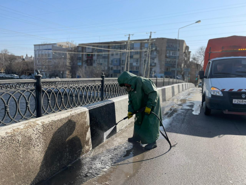 В Астрахани ремонтируют улицы и моют мосты, парки и скверы