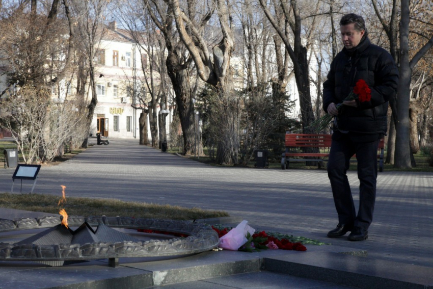 Посол Германии возложил цветы у Вечного огня в Астрахани 