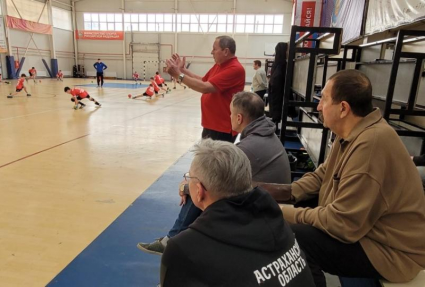 Заслуженные тренеры России дали юным астраханским гандболистам мастер-класс