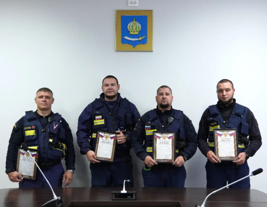 Астраханских огнеборцев наградили за спасение детей из горящего дома на Савушкина