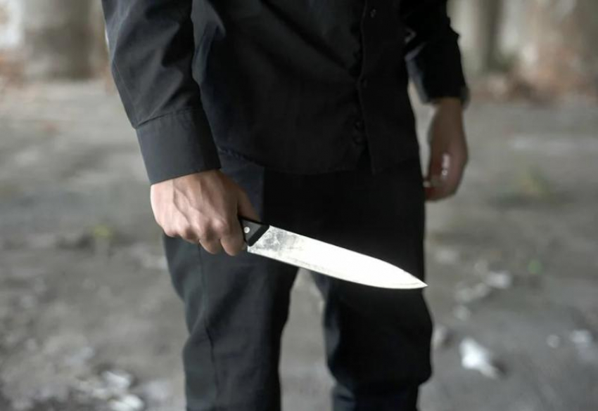 В Астрахани полиция задержала мужчину, размахивавшего ножом возле школы. Видео