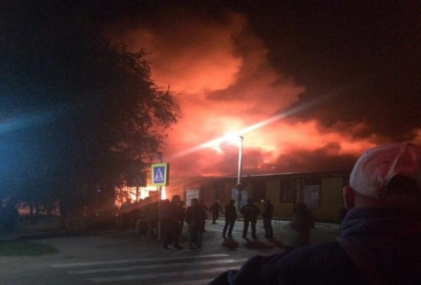 В Астраханской области очень крупный пожар: горит рынок