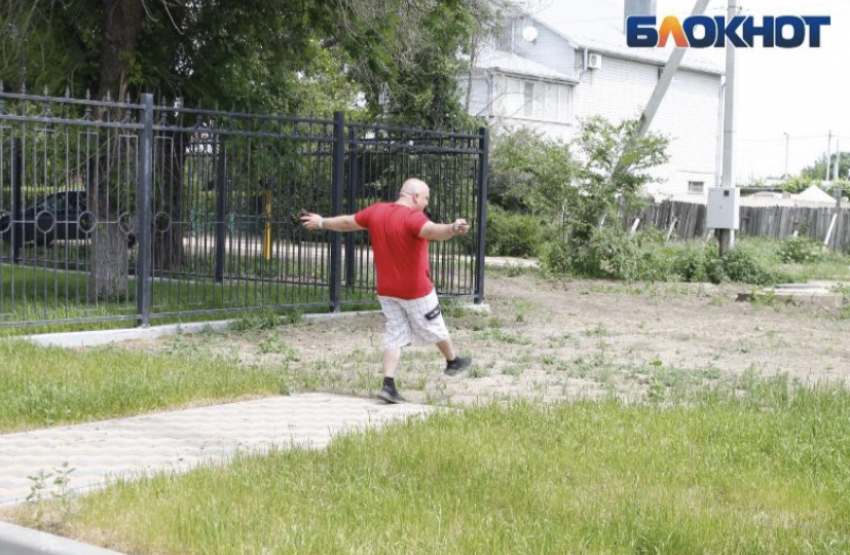 В астраханском поселке взрослые объявили войну детям из-за детских площадок, а активисты требуют от власти ремонта дорог