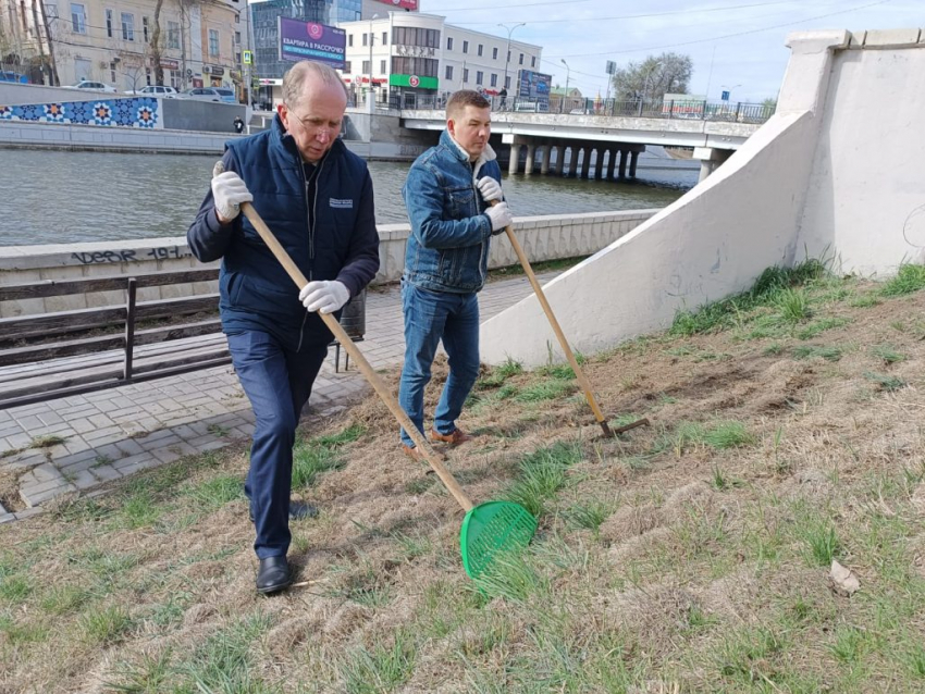 Депутаты Городской Думы Астрахани собрали 20 мешков мусора на субботнике 