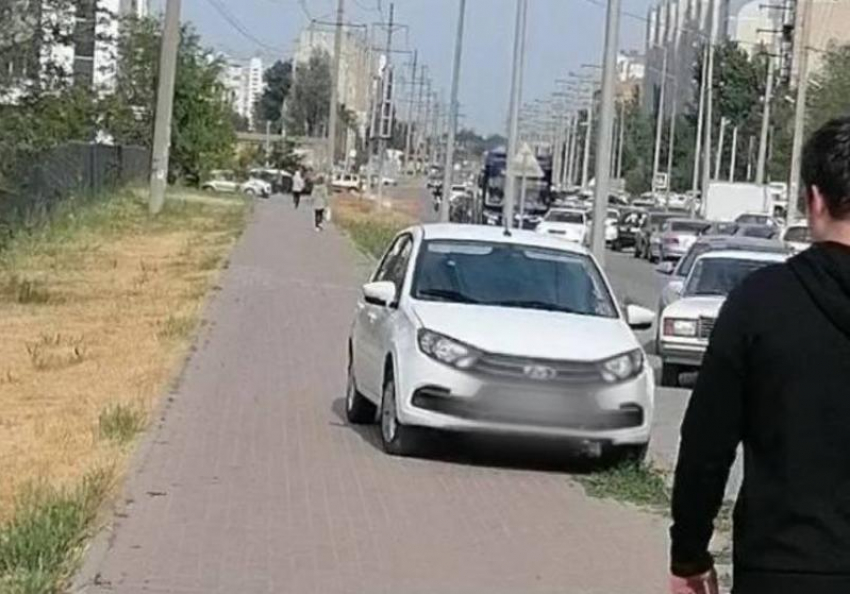 Астраханец припарковался на тротуаре и стал героем соцсетей