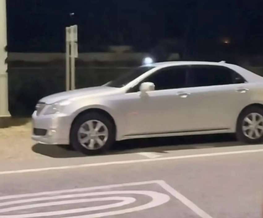 В Астрахани стреляли из элитного автомобиля и ездили со спецсигналами