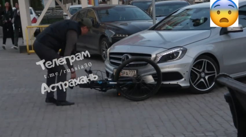 В центре Астрахани водитель «Мерса» пытался переехать велосипедиста