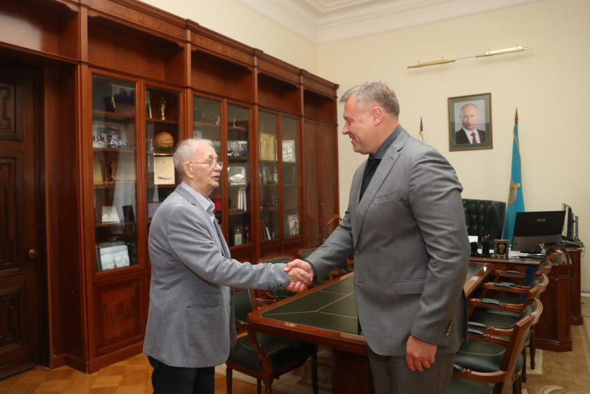 Губернатор вручил медаль ордена «За заслуги перед Астраханской областью» ветерану органов прокуратуры