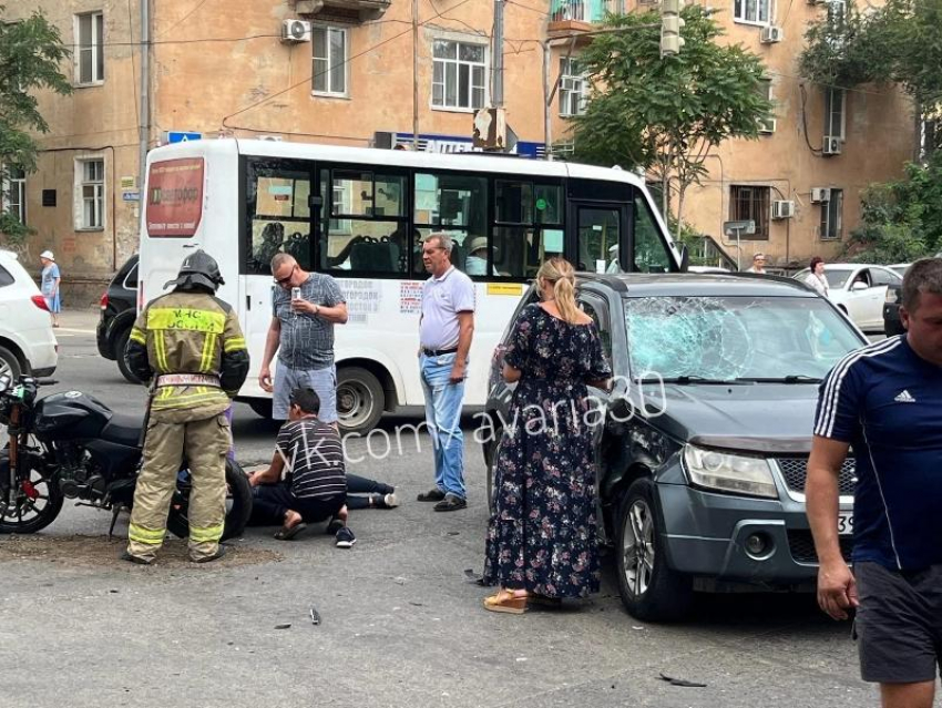 В Советском районе Астрахани внедорожник сбил мотоциклиста