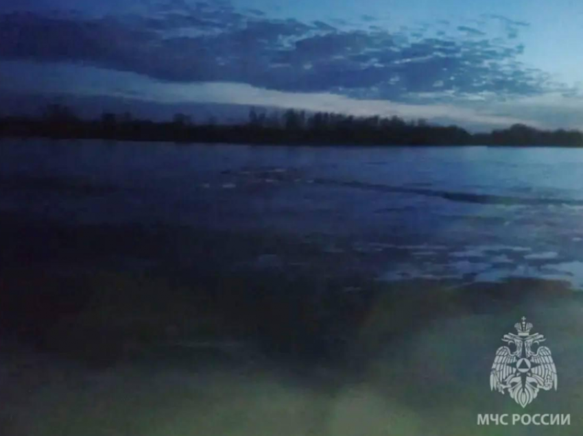 Под Астраханью отец и сын провалились под лед: один из них погиб