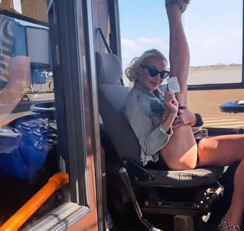 Анастасия Волочкова раздвинула ноги перед водителем автобуса в астраханском аэропорту