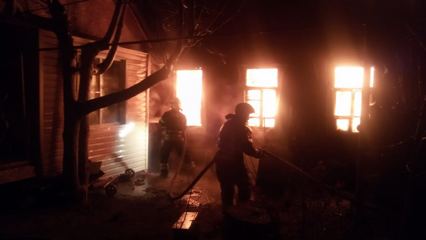 Трое детей пострадали на ночном пожаре в Астрахани