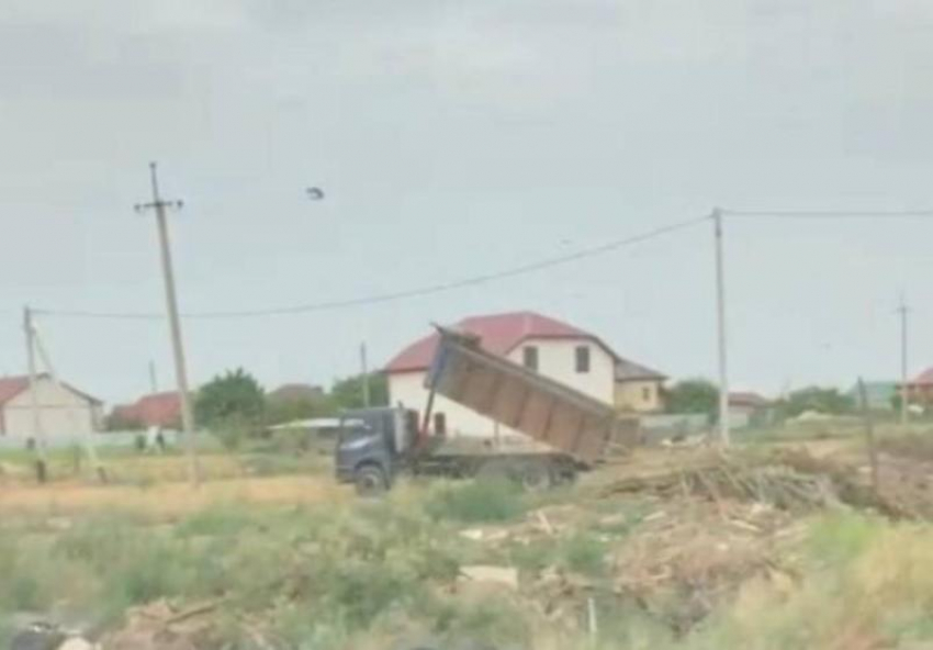 В Приволжском районе Астраханской области обнаружена свалка отходов вблизи жилых домов