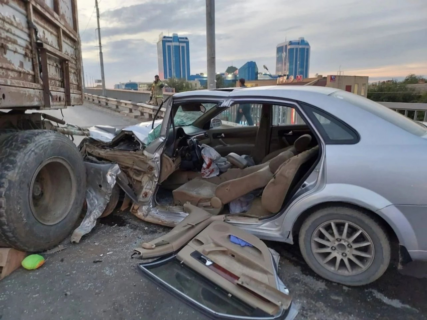 В Астрахани отцепившийся от грузовика прицеп протаранил легковушку, водитель в тяжелом состоянии