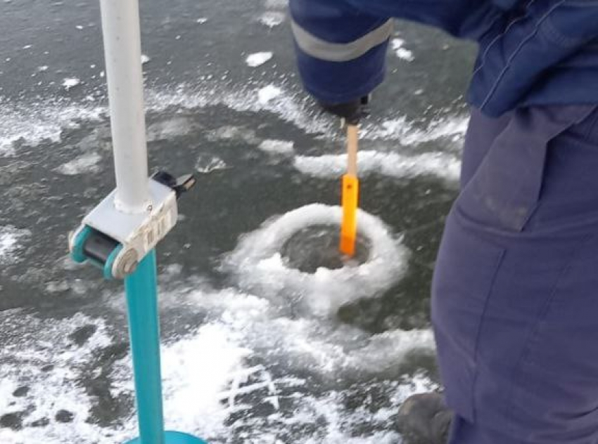 Астраханские спасатели проверили толщину льда на городских каналах