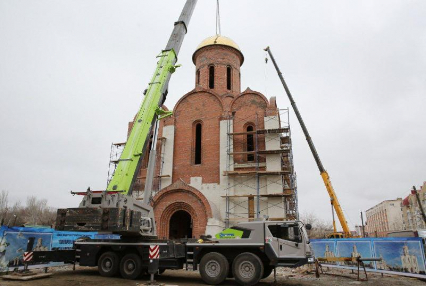 Золотой купол появился на храме князя Александра Невского в Астрахани