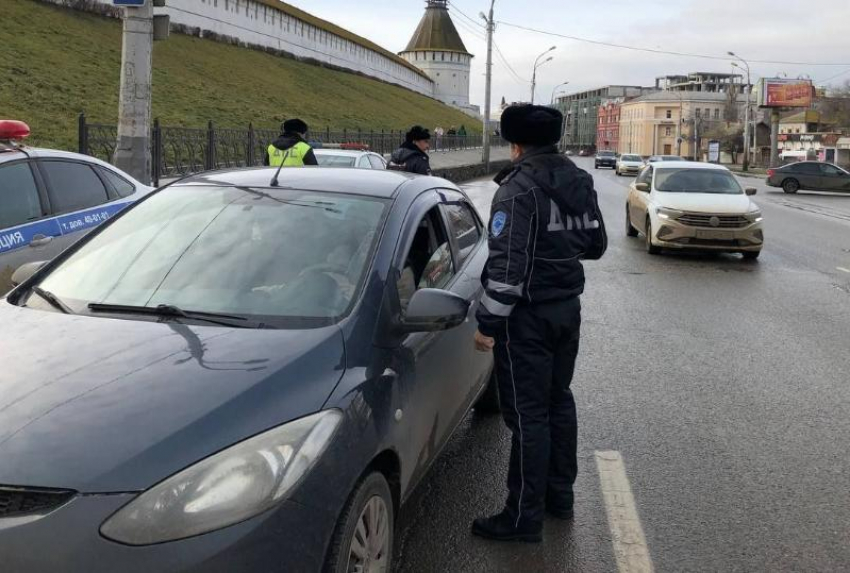 В Астрахани двух инспекторов ДПС поймали за получением взятки