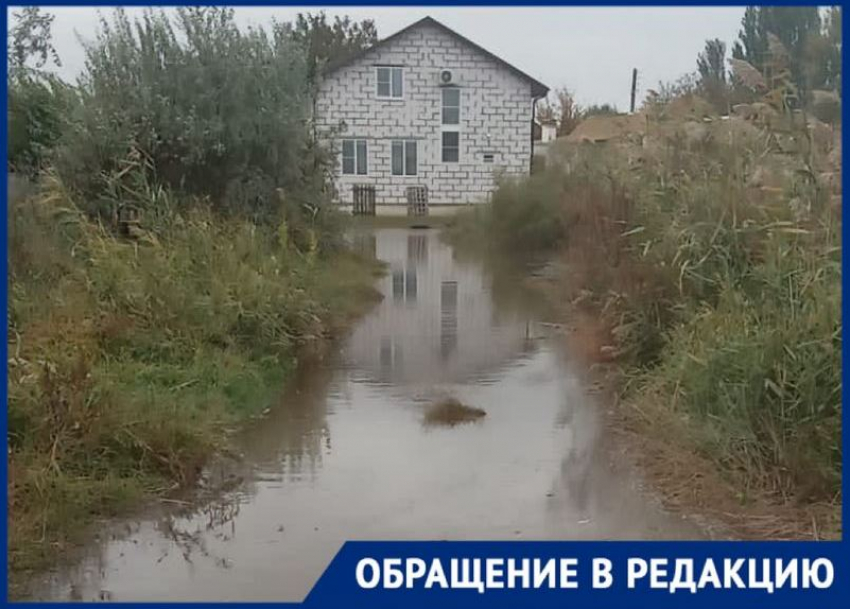 В посёлке Свободный неисправный трубопровод заливает водой частные домовладения