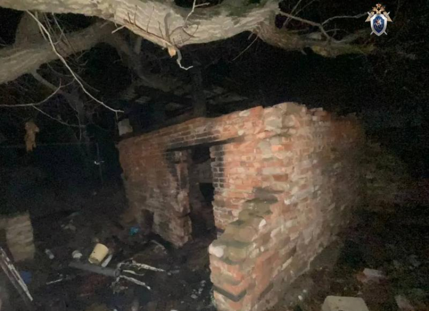 В Астрахани на пожаре в заброшенном сарае погиб бродяга