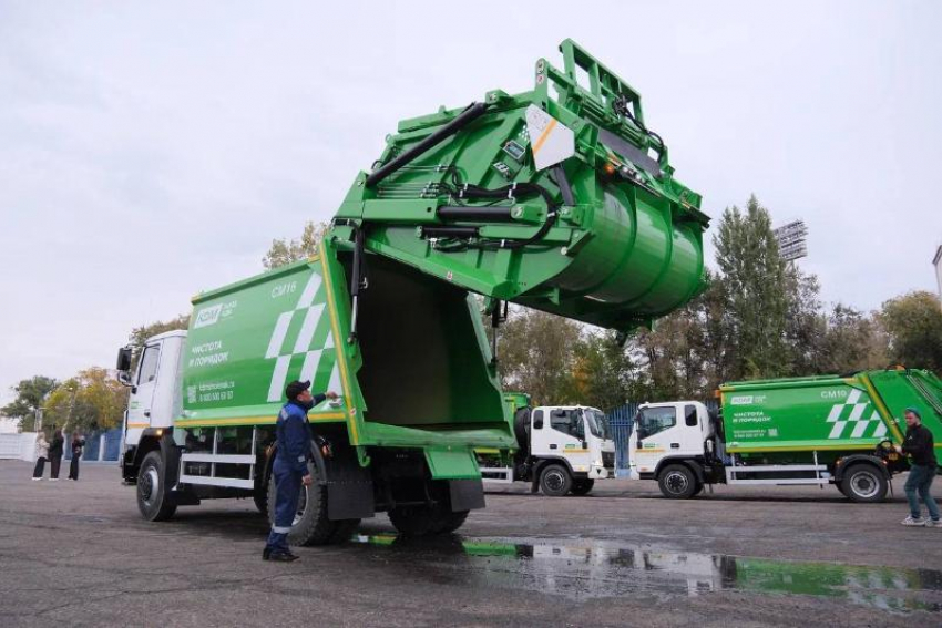 В Астрахани закупают новейшие мусоровозы для решения проблемы с вывозом ТКО