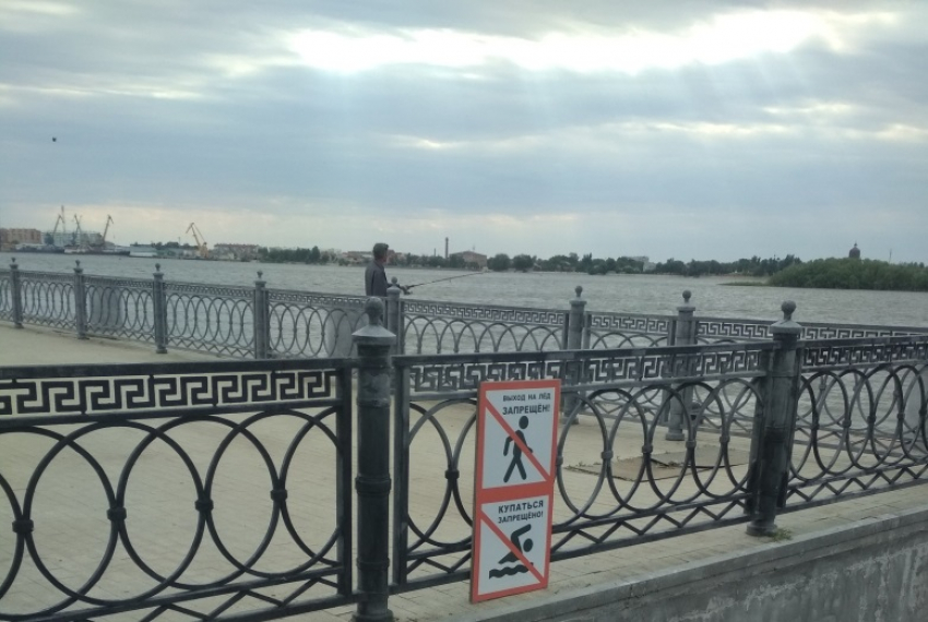 В Астрахани обновили знаки о запрете купания