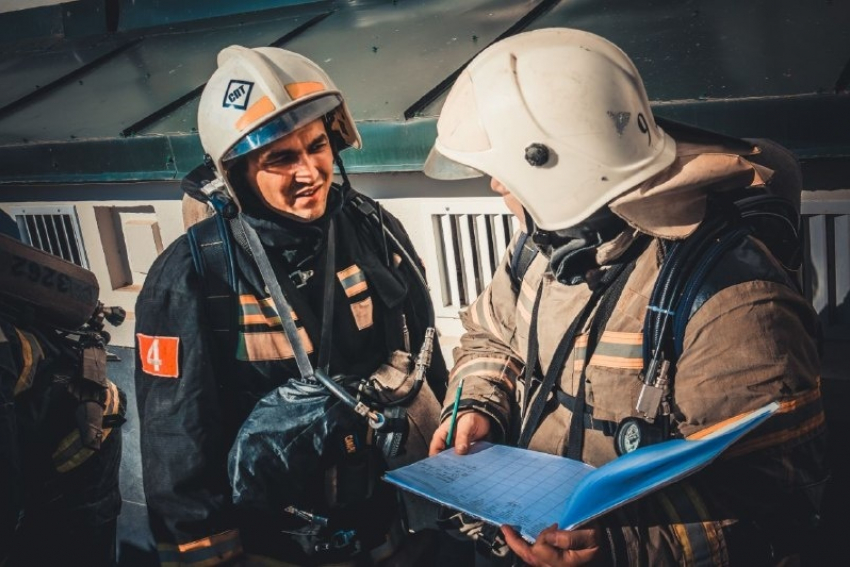В Астрахани пожарные спасли 10-летнюю девочку из горящей квартиры
