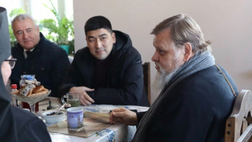 Астраханские чиновники продали внедорожник, деньги пообещали отдать малоимущим