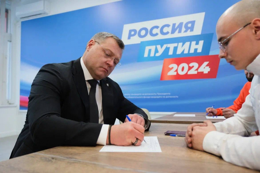 Астраханский губернатор поставил подпись в поддержку Путина на пост Президента