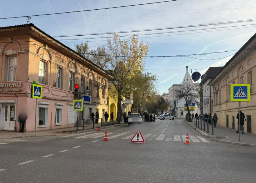В Астрахани автомобиль сбил пенсионерку, переходившую дорогу по всем правилам