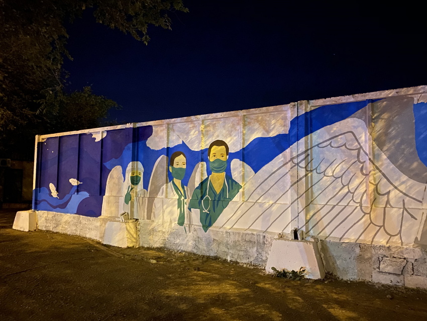 Астраханскую стену украсили врачами в виде ангелов 