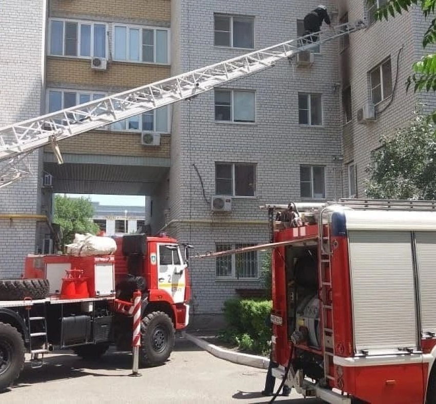 Из горящей квартиры в Астрахани спасли пять человек