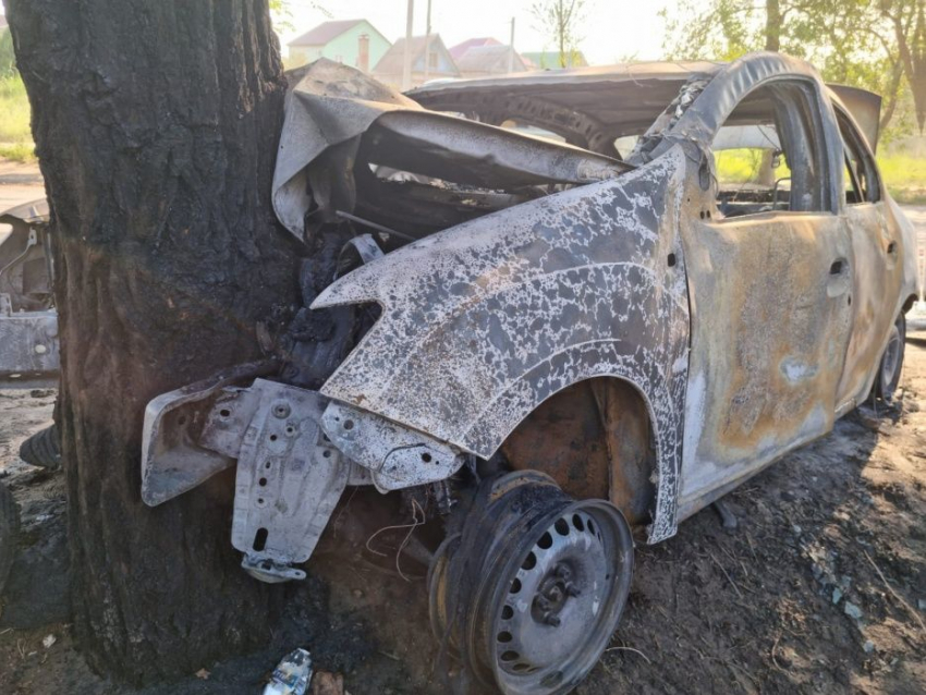 Даже номеров не видно: в ДТП со сгоревшей дотла машиной пострадала астраханка