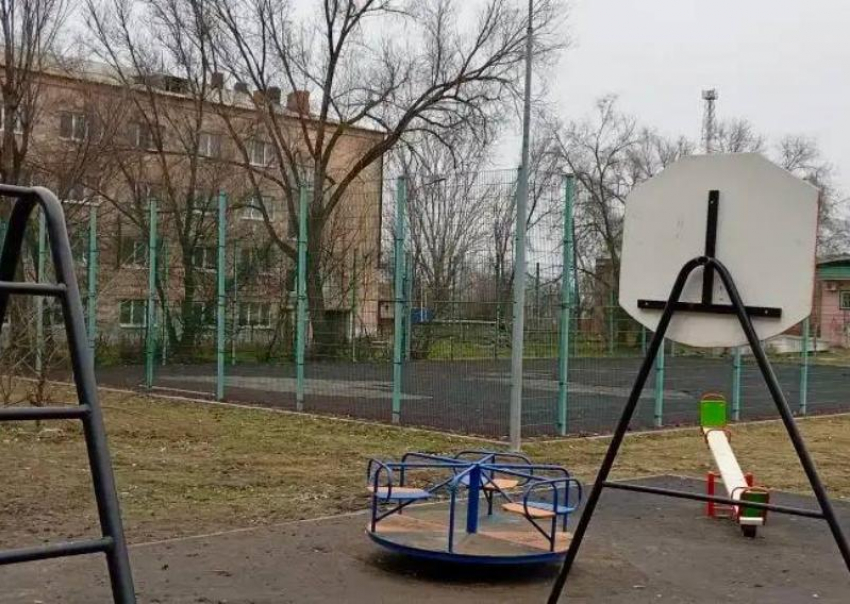 Под Астраханью вандалы за ночь испортили обновленную детскую площадку