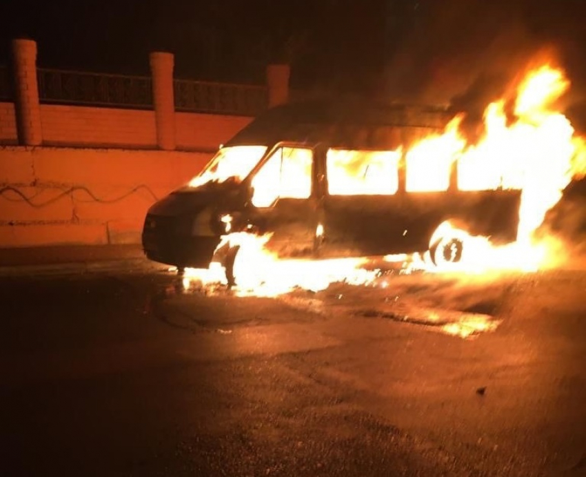 Ночью в Астрахани сгорело маршрутное такси