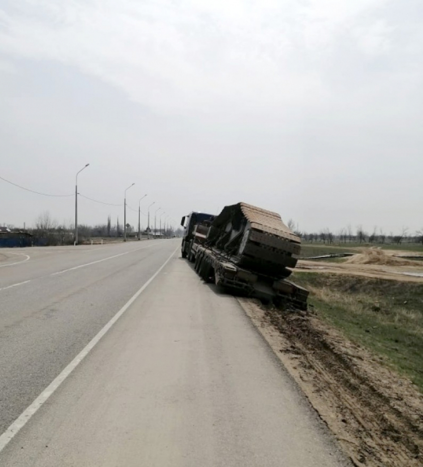 Дальнобойщик с ценным грузом для ветропарка застрял на астраханской трассе