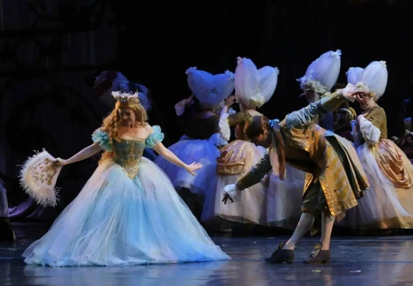 Астраханским детям провели благотворительную елку и показали сказку