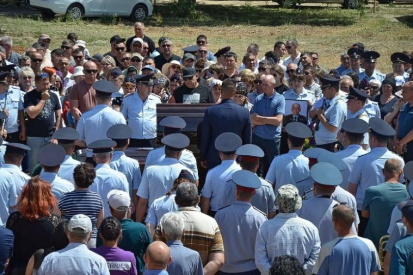 В Астрахани простились с погибшим полковником полиции Евгением Гущиным