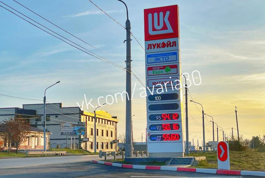 Теперь в Астрахани литр бензина 92-й марки стоит 50 рублей