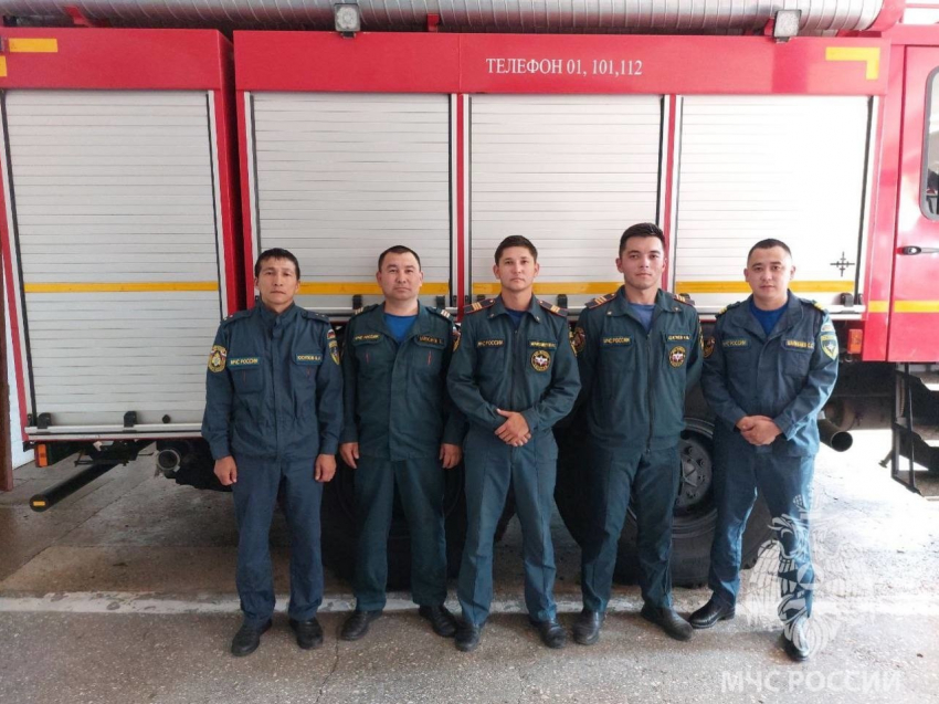 Пожарные спасли тонущих пьяных астраханцев 