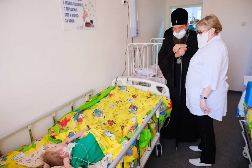 Глава астраханского минздрава и митрополит Никон посетили пациентов паллиативного отделения