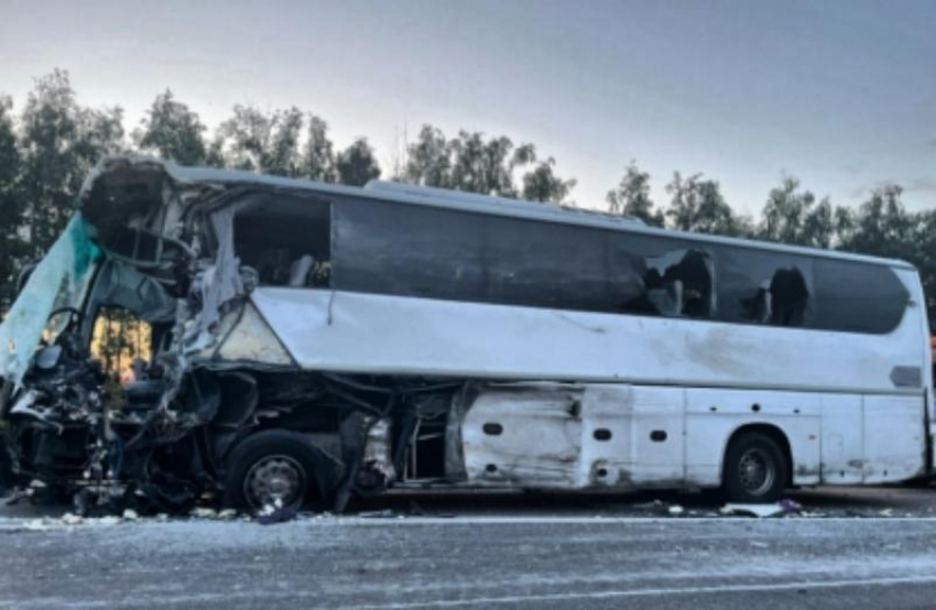 Автобус ехавший из Астрахани попал в жуткую аварию, есть погибший и пострадавшие