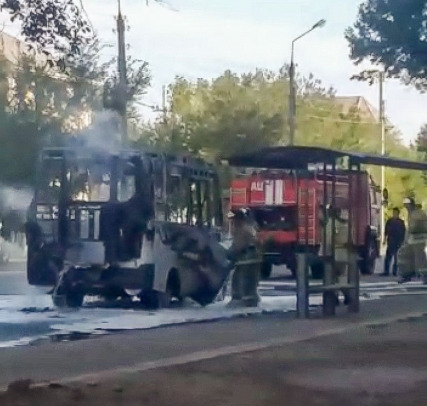 В Астрахани загорелся пассажирский микроавтобус: пострадал водитель