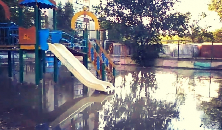 Коммунальная авария превратила детскую площадку в аквапарк