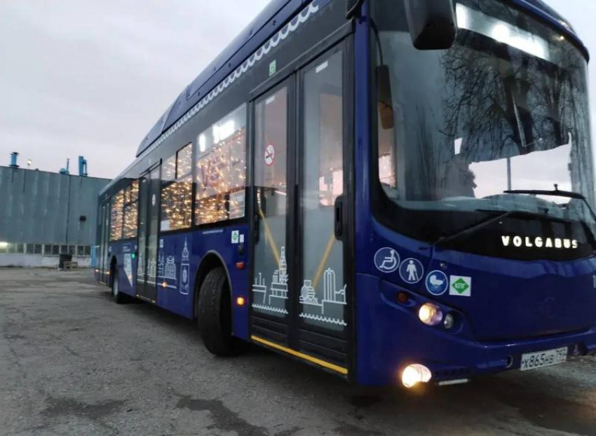 По астраханским улицам начали колесить новогодние «Волгабасы»