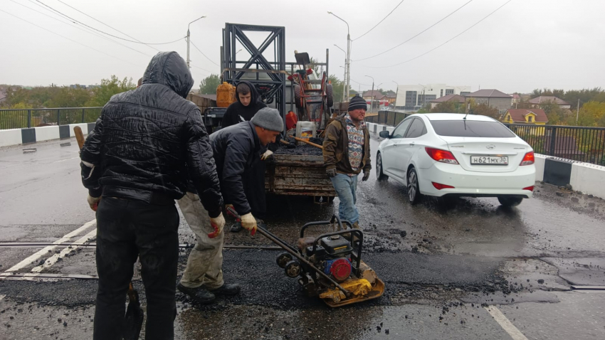 В Астрахани ремонтировали мост, несмотря на дождь