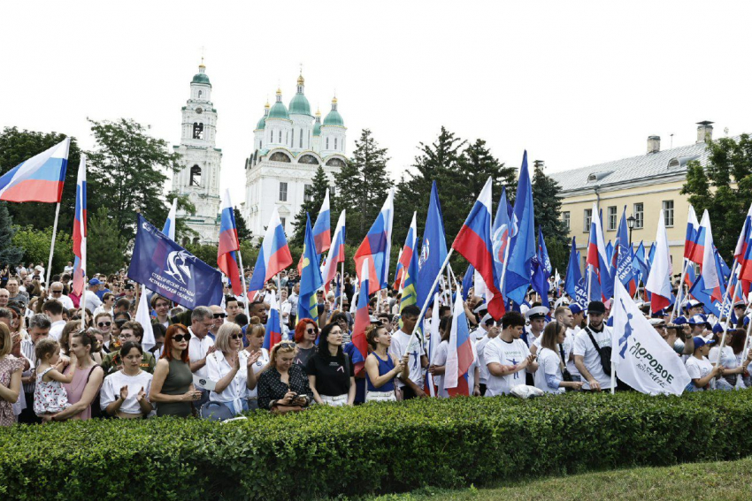 В Астрахани прошел митинг в честь Дня России 