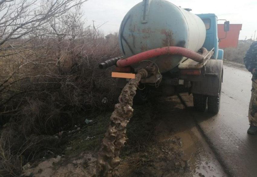 В селе под Астраханью водитель сливал отходы посреди дороги