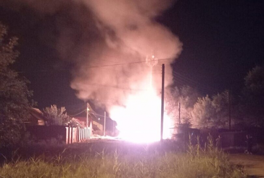 В микрорайоне города Астрахань загорелась огромная свалка